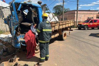 Caminhão com defeito nos freios bate e deixa dois feridos presos à cabine