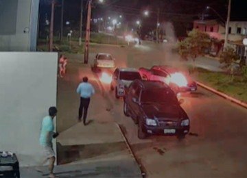 V&iacute;deo: picape pega fogo e assusta motorista e clientes de espetinho em MG -  (crédito: Redes Sociais/Divulga&ccedil;&atilde;o)