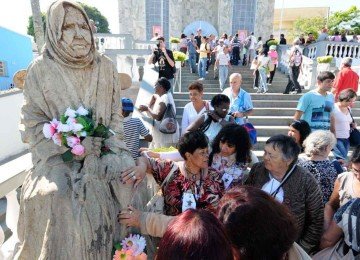 Em 2013, fieis acompanharam a betificação de Nhá Chica e visitaram a imagem na escadaria da Igreja de Nossa Senhora da Conceição, em Baependi (MG) -  (crédito: GLADYSTON RODRIGUES/EM/D.A PRESS)