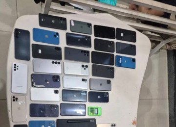 48 celulares, um tablet, um notebook e uma máquina de cartão de crédito são apreendidos em operação policial em Itabira (MG) -  (crédito: PMMG)