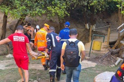 Equipes do Corpo de Bombeiros, Samu e Brigada Municipal tentaram salvar estudante que se afogou em cachoeira em Mato Verde. Mas, ele não resistiu. -  (crédito: Corpo de Bombeiros)