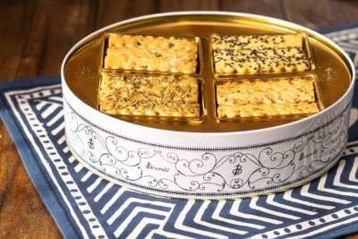 A lata é recheada com biscoitos de queijo, incluindo parmesão e gouda
 -  (crédito: Biscoitê/Divulgação)