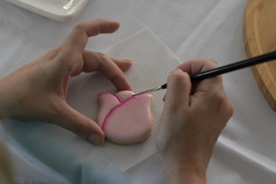 Andrezza Lima, da Kd Meu Biscoito?, cobre sua base amanteigada com glacê e pintura
 -  (crédito: Leandro Couri/EM/D.A.Press)