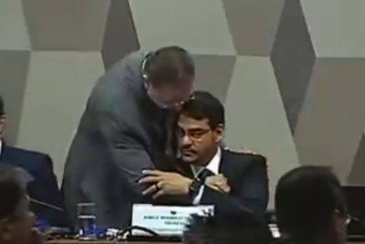 Abraço de Sóstenes em Jorge Messias no Senado -  (crédito: TV Senado/Reprodução)