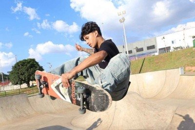 Caique Modesto, de 17 anos, é skatista profissional e elogiou a pista contagense -  (crédito: Marcos Vieira /EM/DA. Press. Brasil. Belo Horizonte - MG)