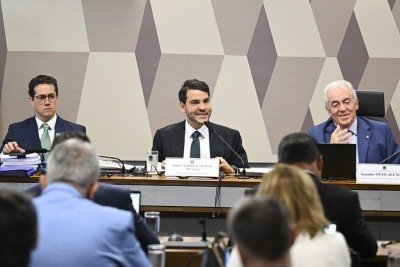 Jorge Messias (centro) é sabatinado na CCJ do Senado
       -  (crédito:  Edilson Rodrigues/Agência Senado)