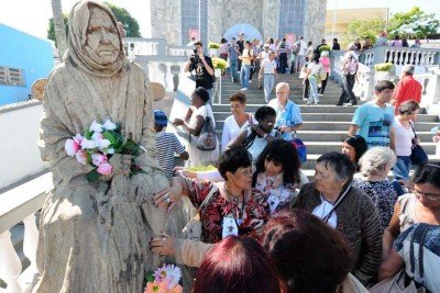 Em 2013, fieis acompanharam a betificação de Nhá Chica e visitaram a imagem na escadaria da Igreja de Nossa Senhora da Conceição, em Baependi (MG) -  (crédito: GLADYSTON RODRIGUES/EM/D.A PRESS)