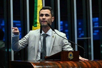O senador Cleitinho Azevedo segue liderança as pesquisas de intenção de voto -  (crédito: JEFFERSON RUDY/AFP)