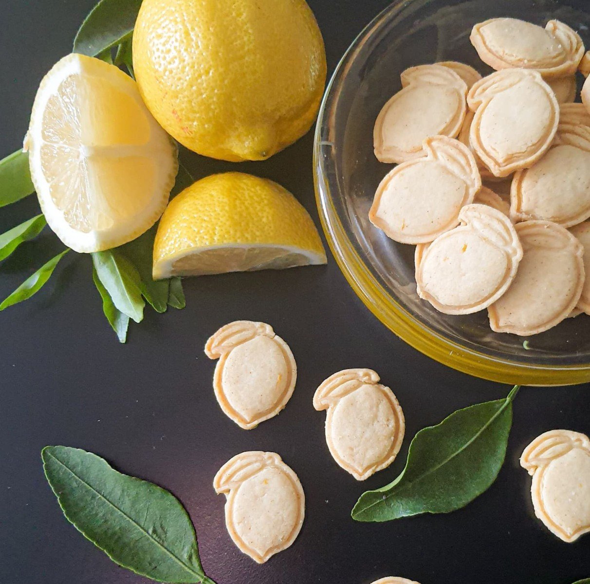 Os carimbos usados na Sweet Ana servem para padronizar e identificar os sabores, por isso o de lim&atilde;o tem formato de lim&atilde;o 