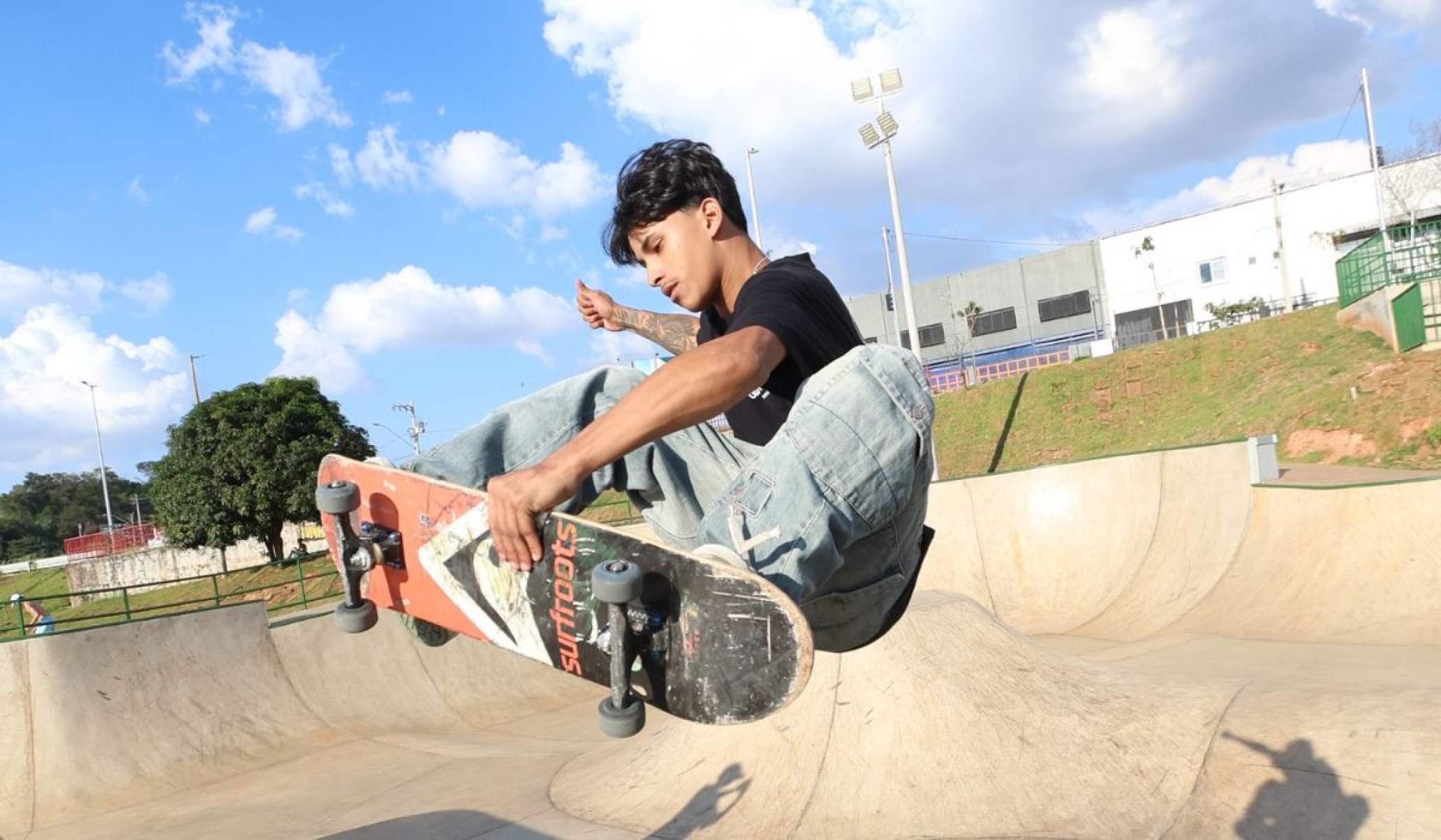 Caique Modesto, de 17 anos, é skatista profissional e elogiou a pista contagense