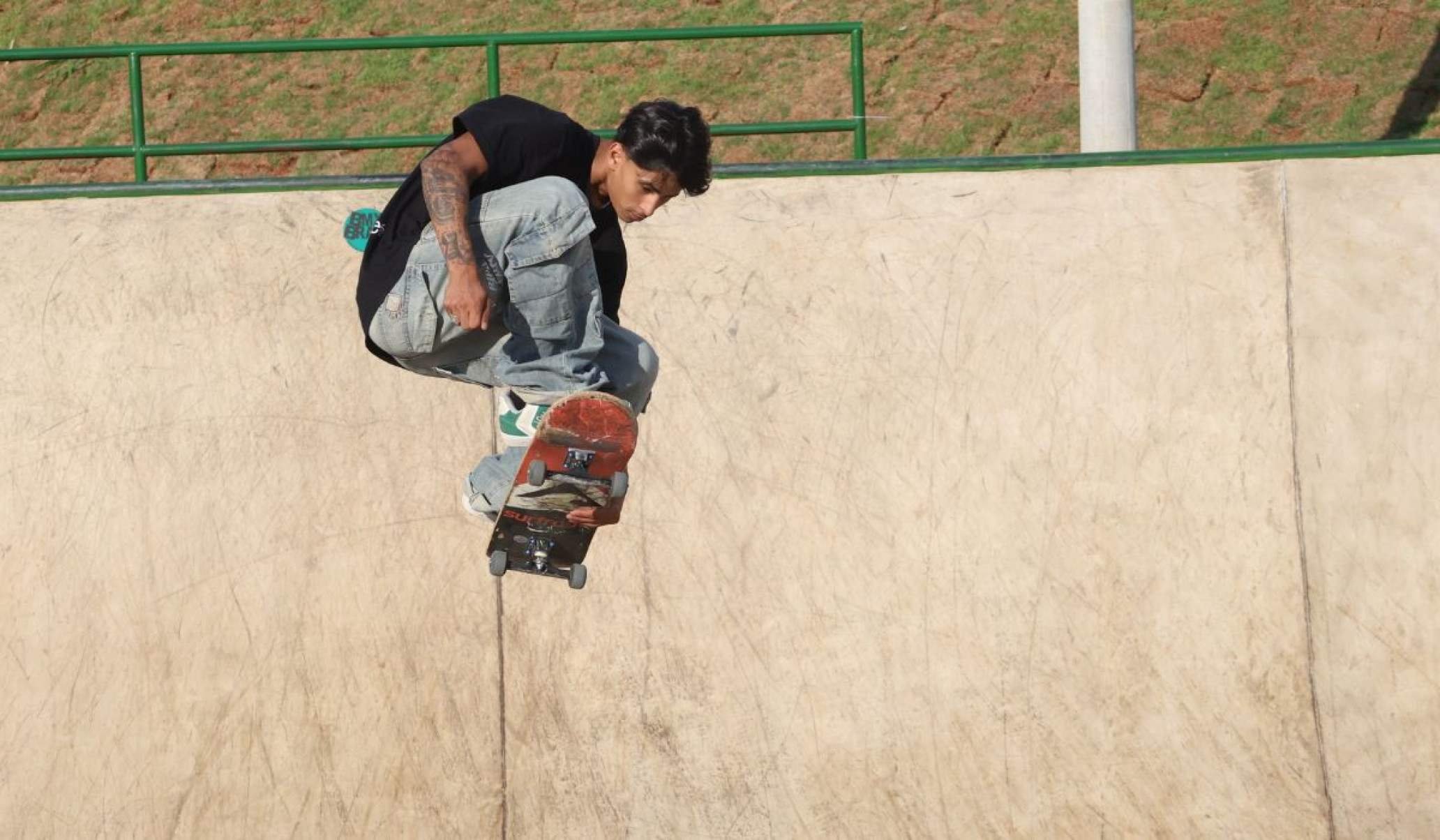 Modesto é natural de Osasco, Região Metropolitana de São Paulo, e viaja o Brasil para competir profissionalmente pelo Skate 
