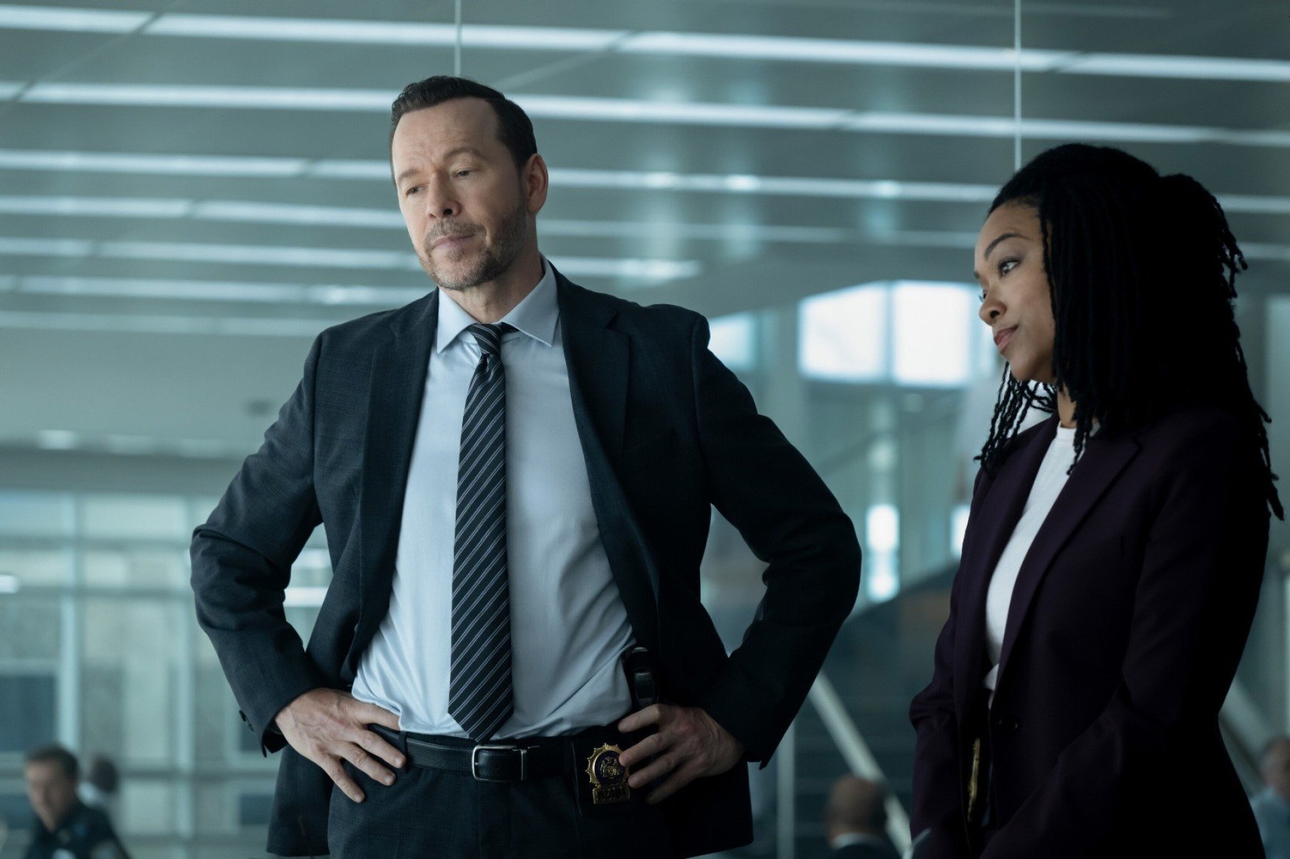 Atores Donnie Wahlberg e Sonequa Martin Green em cena da serie Boston Blue