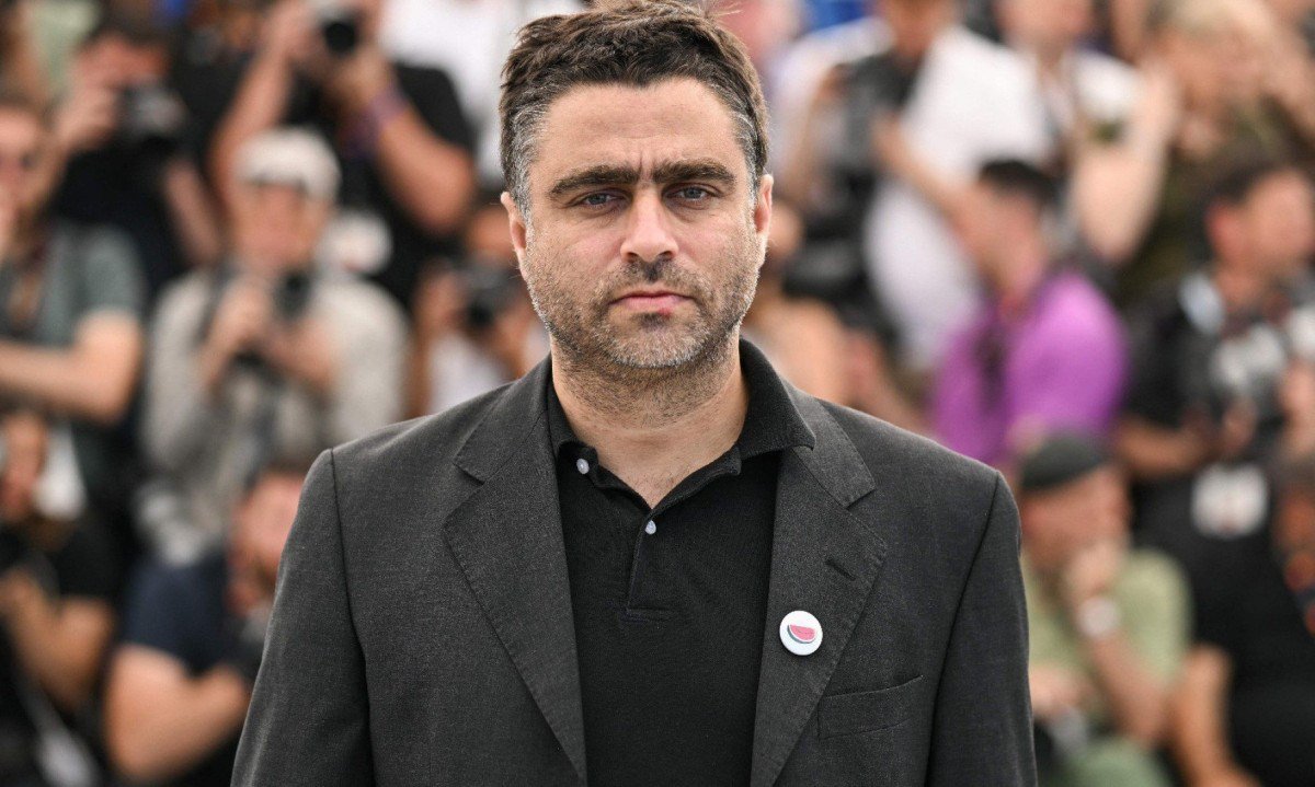 O cineasta Pedro Pinho olha para a c&acirc;mera ao posar para fotos no Festival de Cannes