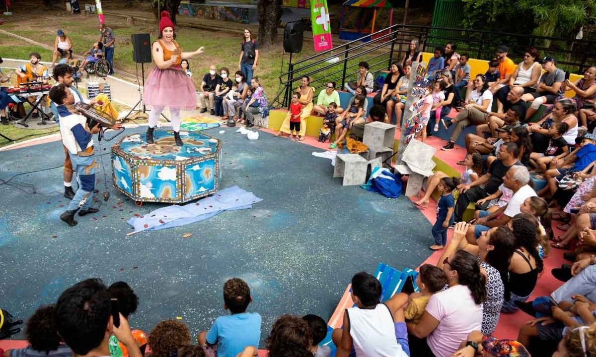 Palha&ccedil;a se apresenta em palco m&oacute;vel, montado ao ar livre, em espet&aacute;culo do Grupo Maria Cutia