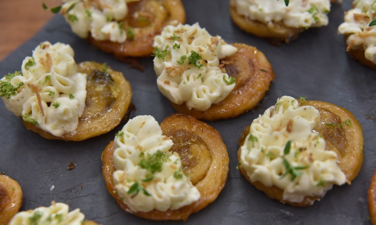 Atualmente dedicada &agrave;s massas folhadas, a confeiteira criou um palmier caramelizado&nbsp;de abacaxi com cacha&ccedil;a, hortel&atilde; e coco