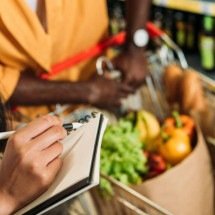 Papel ou celular? O que a psicologia diz sobre quem prefere anotar a lista de compras à moda antiga - Portal Giro 10