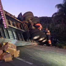 Caminhão tomba e interdita a BR-381 na véspera de feriado e saída de BH - Redes Sociais/Reprodução
