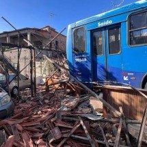 BH: ônibus invade casa, causa destruição e deixa moradores sem energia -  Edesio Ferreira/EM/D.A Press