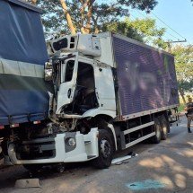 Acidente envolvendo dois caminhões deixa motorista preso às ferragens - CBMMG/Divulga&ccedil;&atilde;o