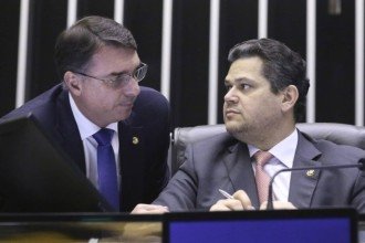 Apesar do discurso moderado, Flávio Bolsonaro se mexeu contra Messias na reta final