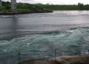  Maelstrom Saltstraumen (Noruega) - Situado perto do Círculo Polar Ártico, é o mais poderoso turbilhão do mundo. As correntes oceânicas têm até 40 km/h no trecho. Como a navegação é arriscada ali, apenas durante um curto período de tempo, de acordo com a maré, a passagem de navios é liberada. -  (crédito: Clementsfranz wikimedia commons )
