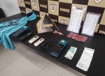 A policia pegou de volta alguns objetos que haviam sido roubados nesse domingo (26/4) -  (crédito: PMMG / Divulgação )