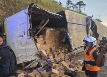 O motorista responsável pela carga ilícita fugiu do local antes da chegada da polícia -  (crédito: PRF/Reprodução)