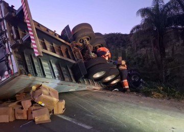 Segundo a Polícia Rodoviária Federal (PRF), o acidente ocorreu no km 436 da rodovia, no sentido João Monlevade -  (crédito: Redes Sociais/Reprodução)