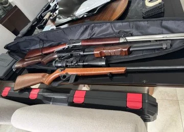 Um arsenal foi encontrado nos endere&ccedil;os dos suspeitos. Todo o material foi apreendido e ser&aacute; analisado pela PF -  (crédito: Pol&iacute;cia Federal/Divulga&ccedil;&atilde;o)