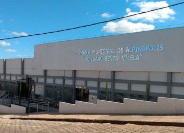 Na imagem gerada por intelig&ecirc;ncia artificial, a parlamentar aparece sentada na bancada da C&acirc;mara, abra&ccedil;ada com o prefeito. A vereadora segura a guia da coleira, como se a entregasse ao chefe do Executivo municipal -  (crédito: Divugal&ccedil;&atilde;o C&acirc;mara Municipal de Alpin&oacute;polis)