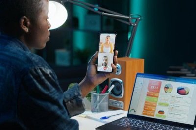 Em chamadas de vídeo, não temos os ângulos e iluminação perfeitos que costumamos escolher nas redes sociais -  (crédito: DC Studio/Magnific)