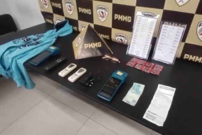 A policia pegou de volta alguns objetos que haviam sido roubados nesse domingo (26/4) -  (crédito: PMMG / Divulgação )