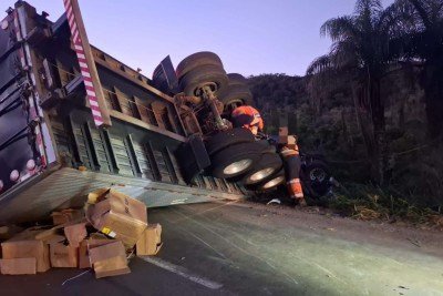 Segundo a Polícia Rodoviária Federal (PRF), o acidente ocorreu no km 436 da rodovia, no sentido João Monlevade -  (crédito: Redes Sociais/Reprodução)