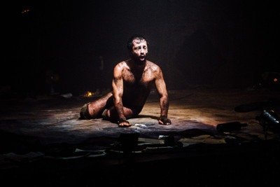 Em 'Cachorro enterrado vivo', Leonardo Fernandes interpreta três personagens que discorrem sobre a crueldade humana -  (crédito: Juliana Chalita/Divulgação)
