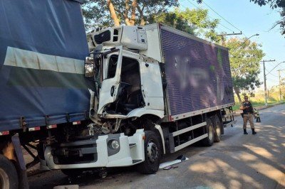 Condutor de um dos ve&iacute;culos sofreu m&uacute;ltiplas fraturas na perna direita e teve que ser hospitalizado -  (crédito: CBMMG/Divulga&ccedil;&atilde;o)