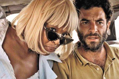A cabo-verdiana Cleo Di&aacute;ra, vencedora do pr&ecirc;mio de Melhor Atriz em Cannes, e o portugu&ecirc;s S&eacute;rgio Coragem protagonizam 'O riso e a faca', em cartaz no UNA Cine Belas Artes -  (crédito: Vitrine Filmes/divulga&ccedil;&atilde;o)