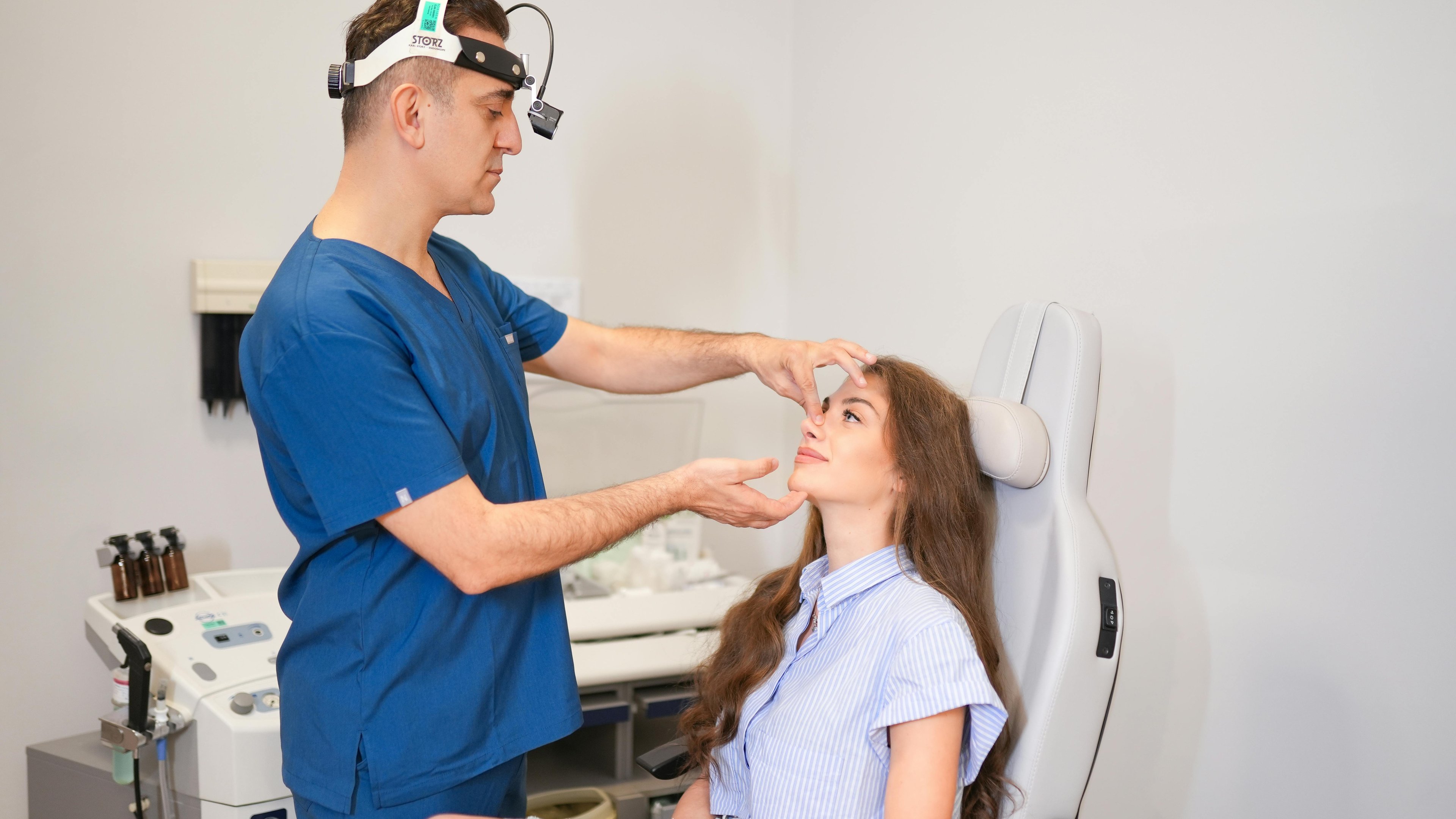 M&eacute;dico avalia o nariz de uma paciente em consulta para discutir rinoplastia ou corre&ccedil;&atilde;o de desvio de septo. -  (crédito: Pexels)