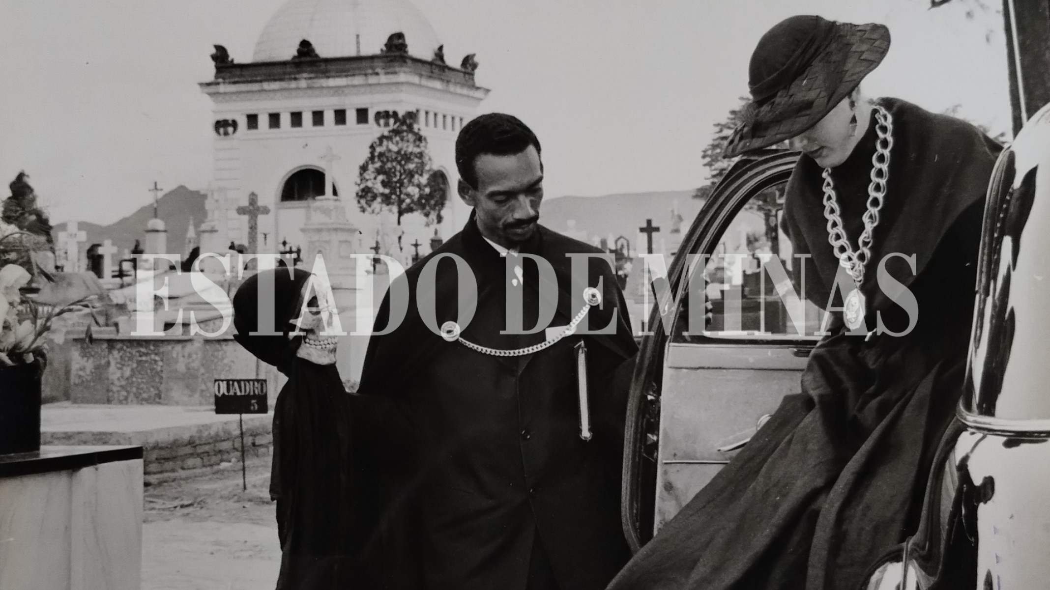 O Conde e a Condessa Belamorte em passeio pelo Cemitério do Bonfim, em BH-Luiz Alfredo/O Cruzeiro/Arquivo EM