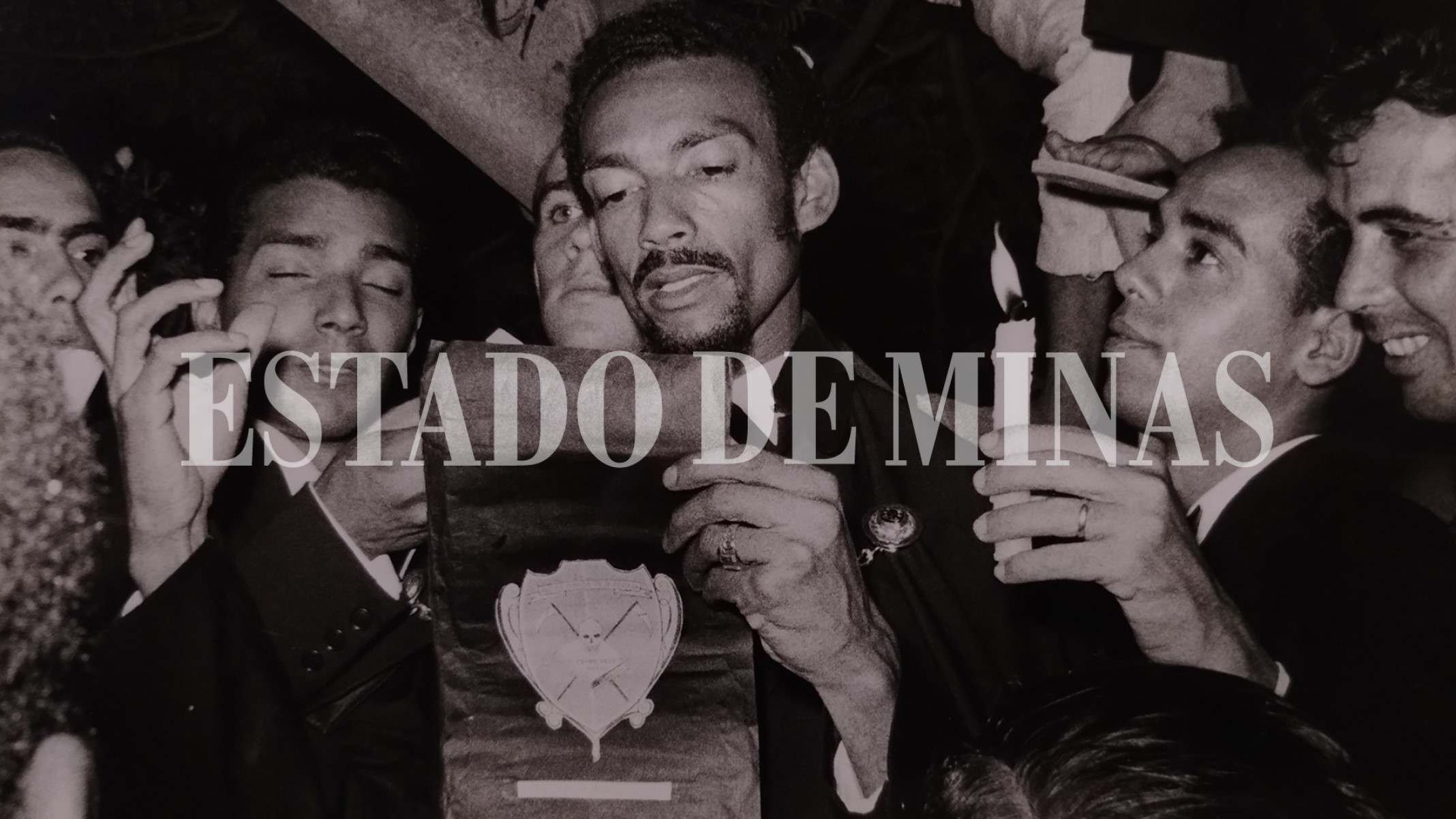 O Conde Belamorte, entre fãs e velas, lê carta-manifesto no lançamento do livro 