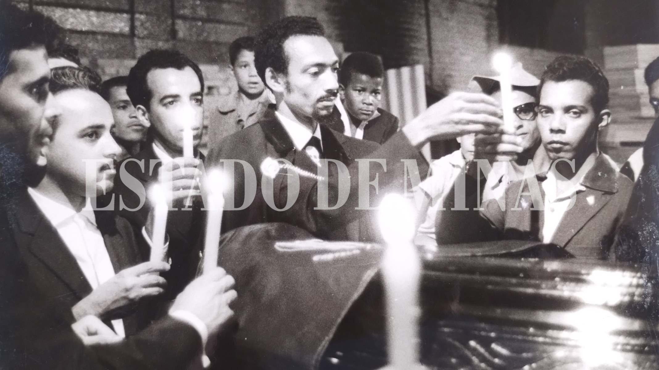 Barrado na entrada do Cemitério da Saudade, Belamorte levou caixão e velas para esquina para noite de autógrafos-Luiz Alfredo e José Nicolau/O Cruzeiro/Arquivo EM