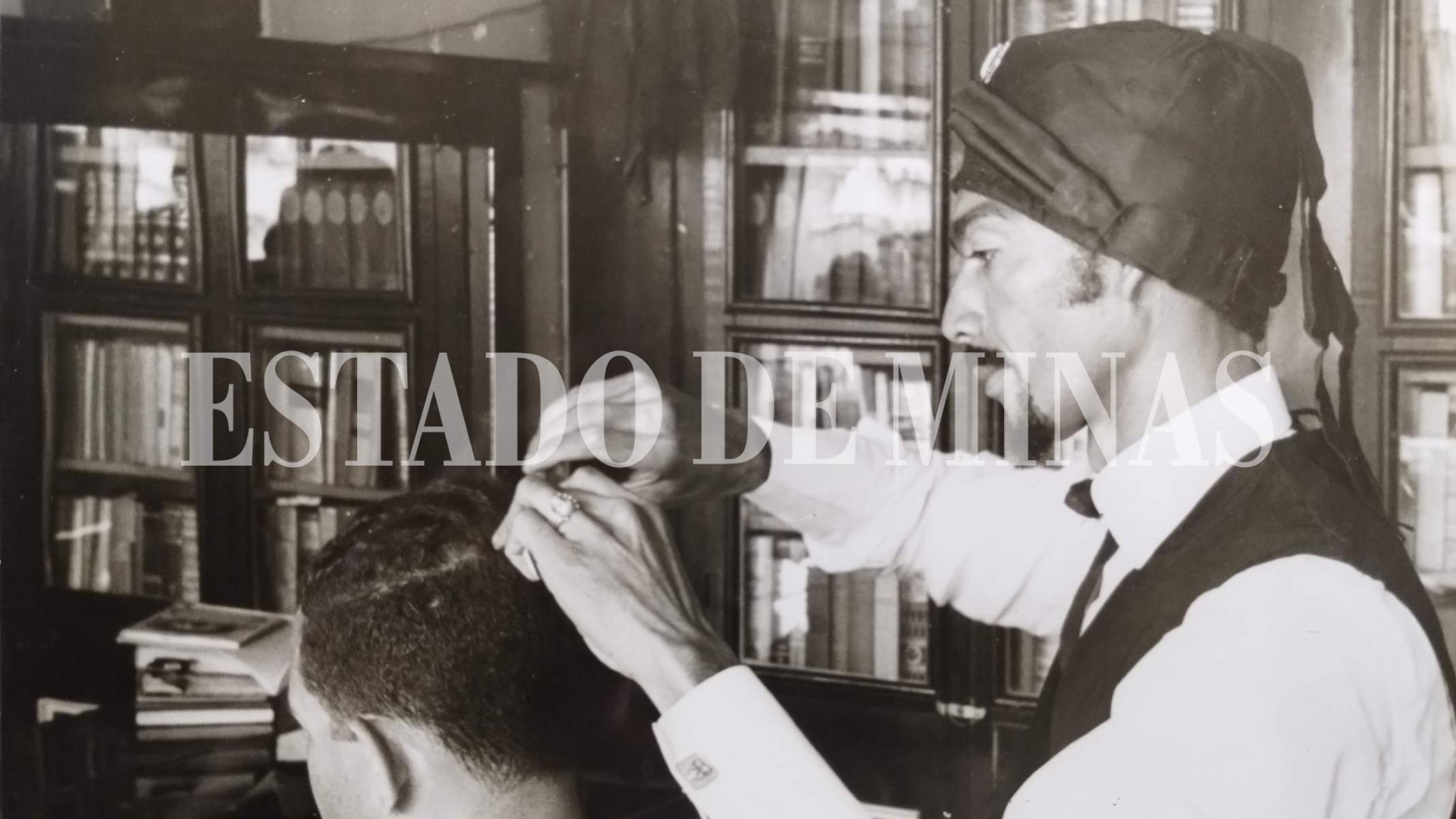 O barbearia do Conde Belamorte era repleta de livros e enfeitada com velas e caveiras-Luiz Alfredo/O Cruzeiro/Arquivo EM
