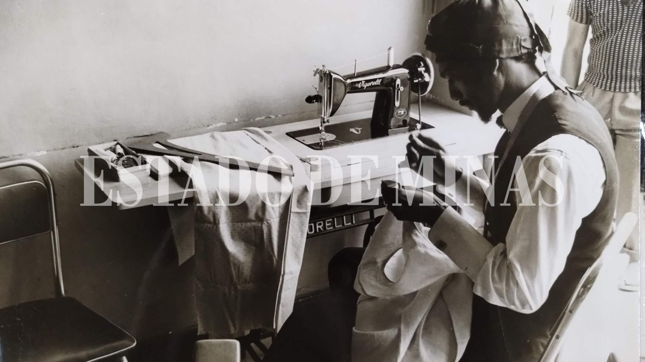 A alfaiataria, uma das paixões de Belamorte, foi sua profissão após o fechamento da barbearia-Luiz Alfredo/O Cruzeiro/Arquivo EM