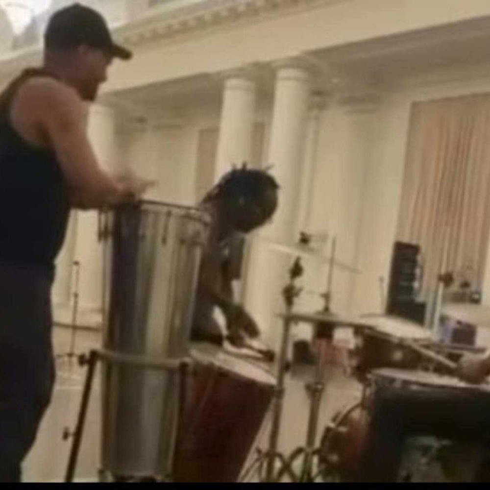 Antes do megashow, banda de Shakira improvisa ensaio em hotel no Rio