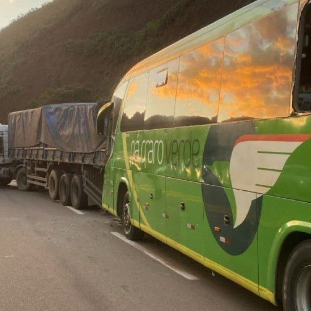 BR-356: ônibus de viagem bate em carreta e quatro pessoas ficam feridas