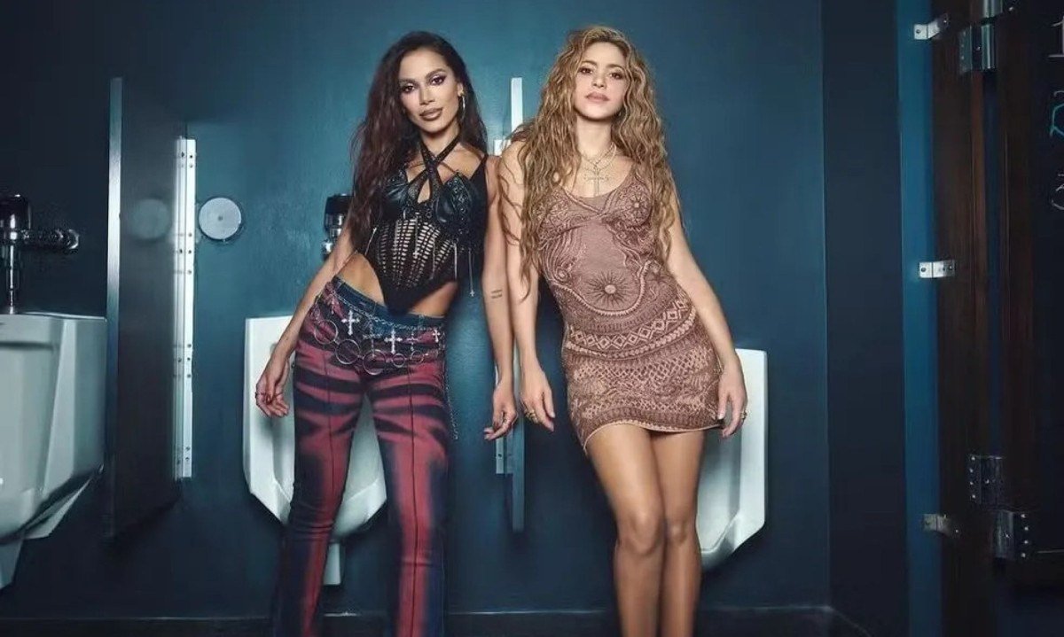Anitta e Shakira est&atilde;o lado a lado, com os ombros encostados, e olham para a c&acirc;mera. As duas gravaram o clipe Choka choka