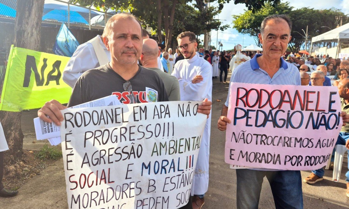 Fi&eacute;is protestam durante Missa do Trabalhador celebrada em Contagem-Jair Amaral/EM/D.A Press