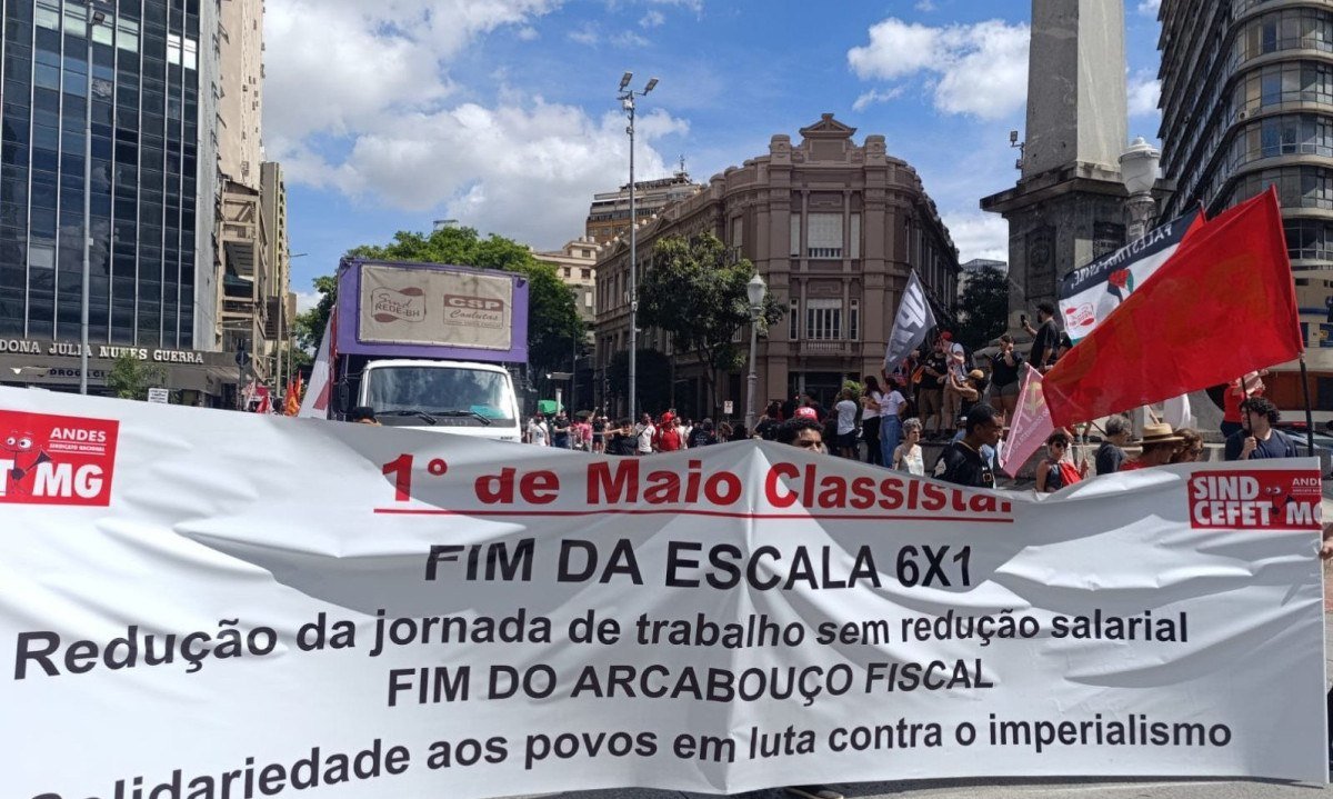 Manifestação do Dia do Trabalhador realizada nesta sexta-feira (1/5), na Praça Raul Soares, em Belo Horizonte-Alexandre Guzanshe/EM/D.A Press