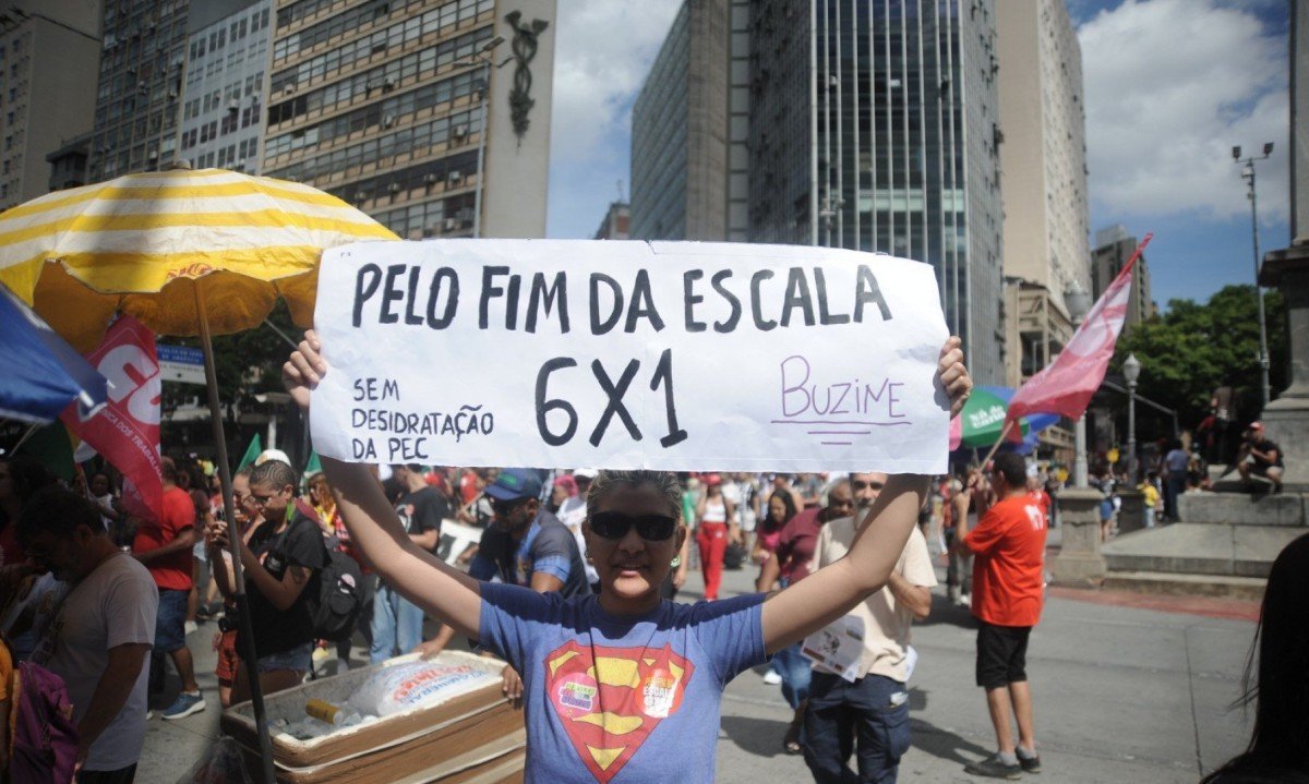 Manifestação do Dia do Trabalhador realizada nesta sexta-feira (1/5), na Praça Raul Soares, em Belo Horizonte-Alexandre Guzanshe/EM/D.A Press