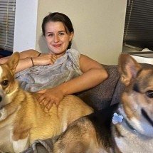 Aluguel de graça e economia de R$ 7 mil por mês: o casal que viaja o mundo cuidando de pets - Hannah Cleaver