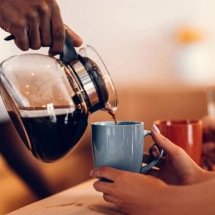 O cérebro sem cafeína: como a adenosina, os vasos sanguíneos e a adaptação neural explicam a dor de cabeça matinal - Portal Giro 10